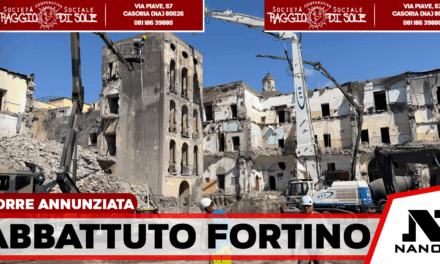 Giù il fortino della camorra: demolita la torre di Palazzo Fienga a Torre Annunziata