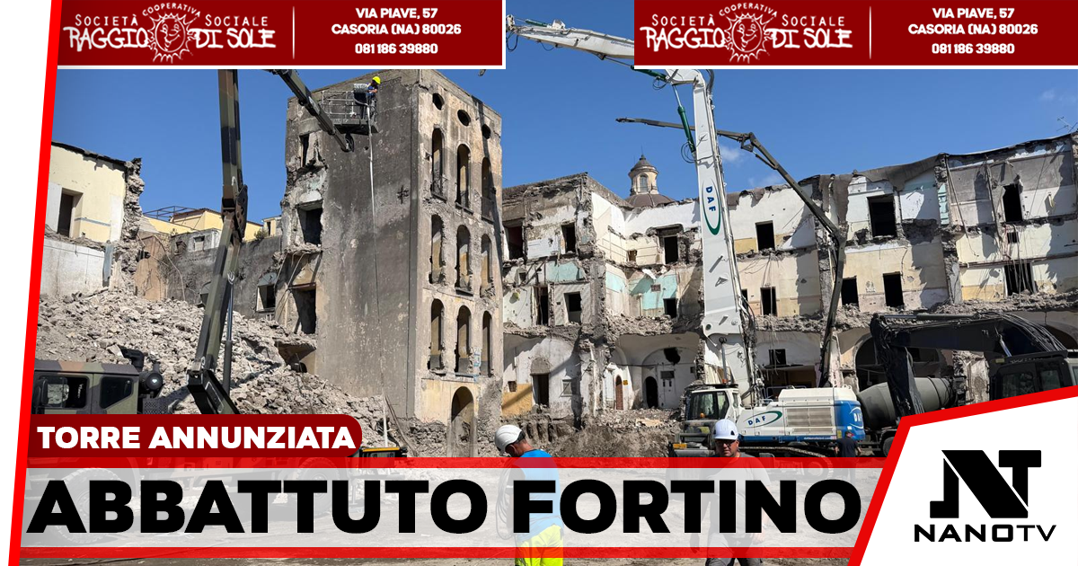 Giù il fortino della camorra: demolita la torre di Palazzo Fienga a Torre Annunziata