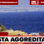 Turista palpeggiata sugli scogli a Marechiaro: caccia all’aggressore a Posillipo