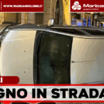Napoli, auto ribaltata a San Giovanni a Teduccio: nell’abitacolo trovato un ordigno artigianale