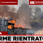 Pianura, incendio all’isola ecologica: i dati ARPAC rassicurano, Manfredi revoca l’ordinanza. Riaprono le scuole