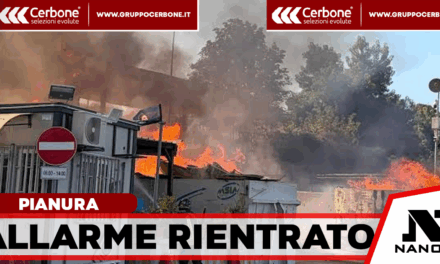 Pianura, incendio all’isola ecologica: i dati ARPAC rassicurano, Manfredi revoca l’ordinanza. Riaprono le scuole