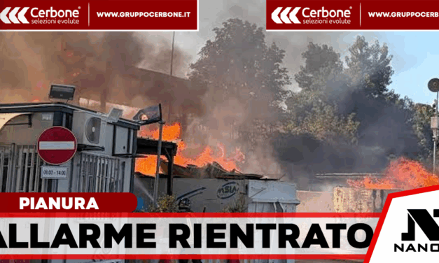 Pianura, incendio all’isola ecologica: i dati ARPAC rassicurano, Manfredi revoca l’ordinanza. Riaprono le scuole