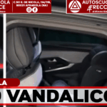 Afragola, raid vandalico all’esterno del McDonald’s: auto nuova danneggiata per rubare indumenti da lavare